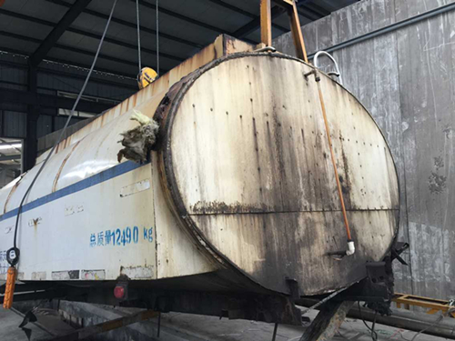 客户订做两台抑尘车罐子，技术人员前往徐州测量尺寸