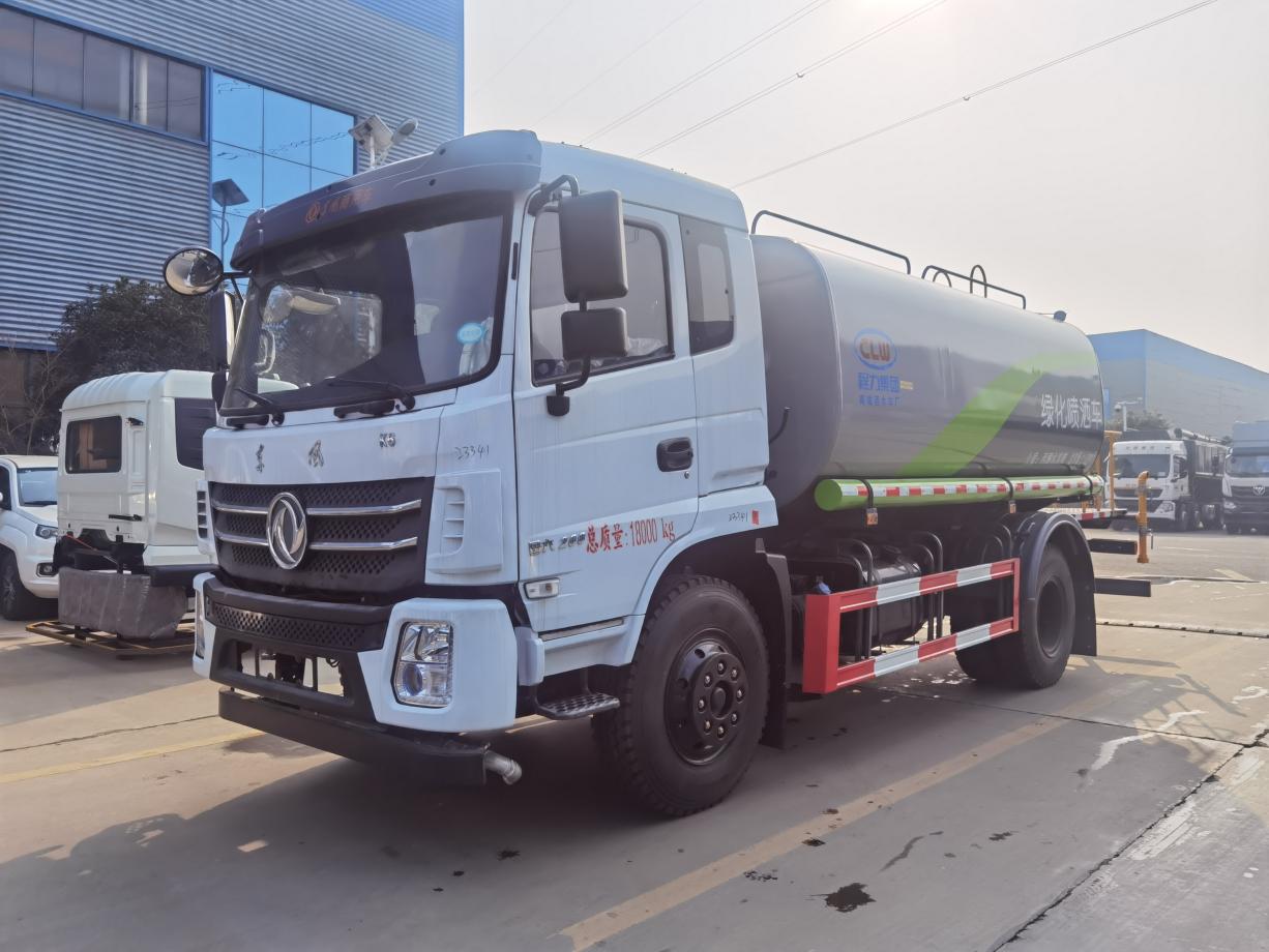 东风18吨洒水车