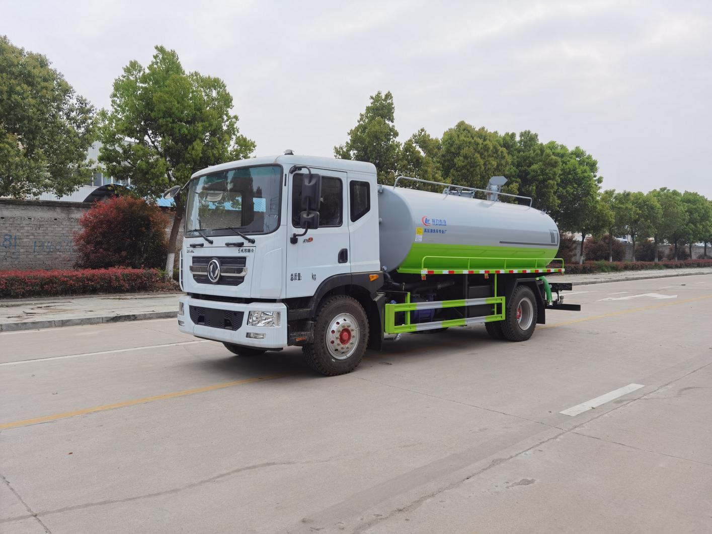 CLW5183GSS6YT型东风11.86方洒水车