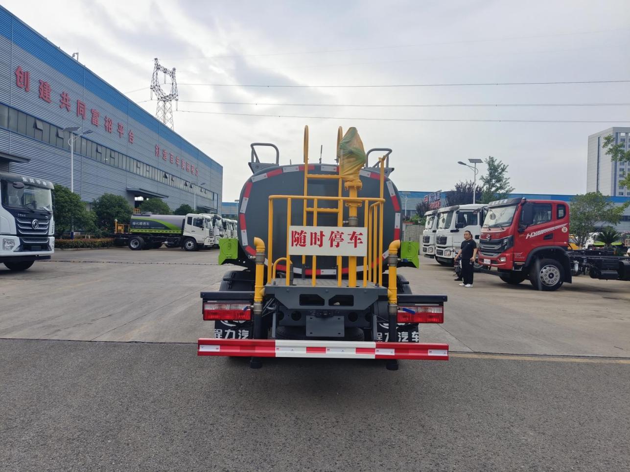 CL5072GSS6EQ型东风3.83方洒水车