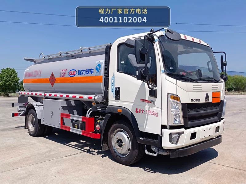 CL5120GYY6BWG型重汽豪沃8.3方运油车整车图