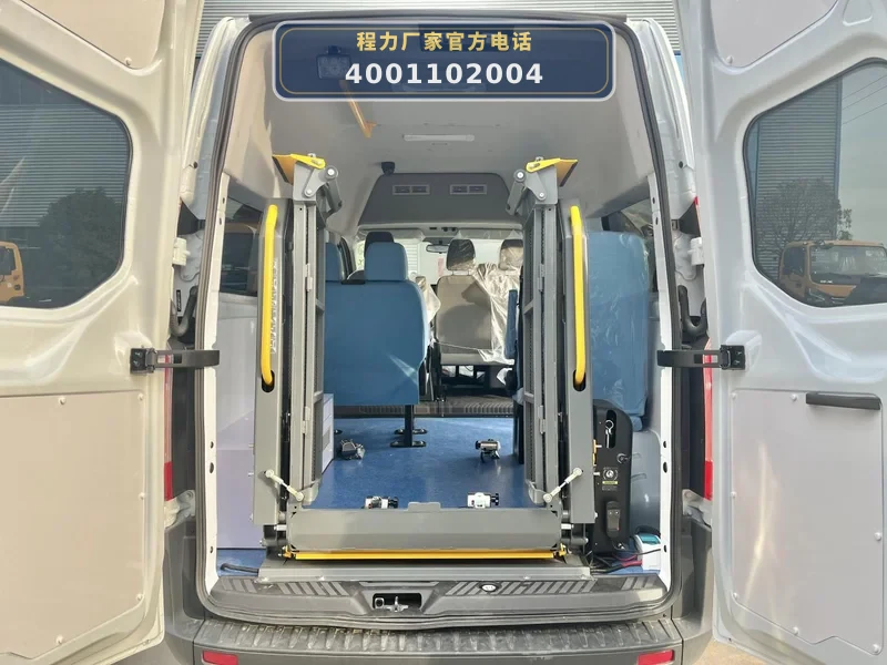CL5040XSCYS6型新全顺中轴中顶伤残运送车（柴油国六、MT）