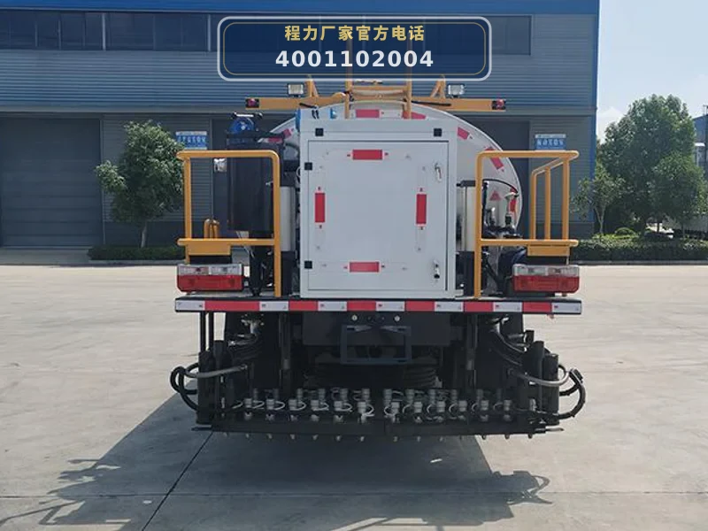 CL5070GLQ6LS型东风4.5方沥青洒布车
