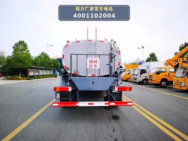 CLW5180GPS6XC型重汽豪沃13.7方绿化喷洒车